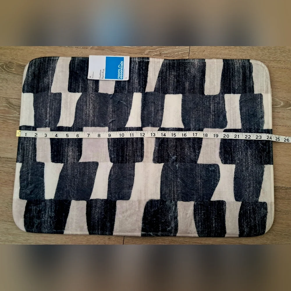 NWT Room essentials Black & Cream Cushioned Bath Rug